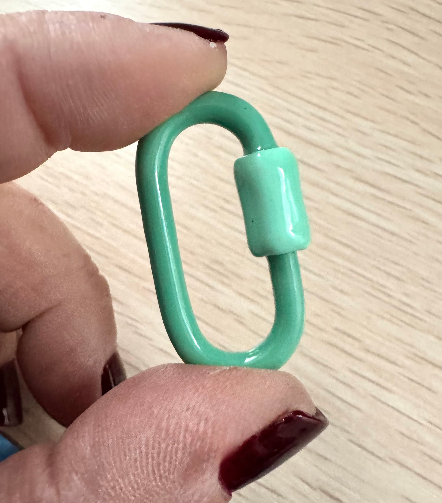 Single and 2-color Quick Screws