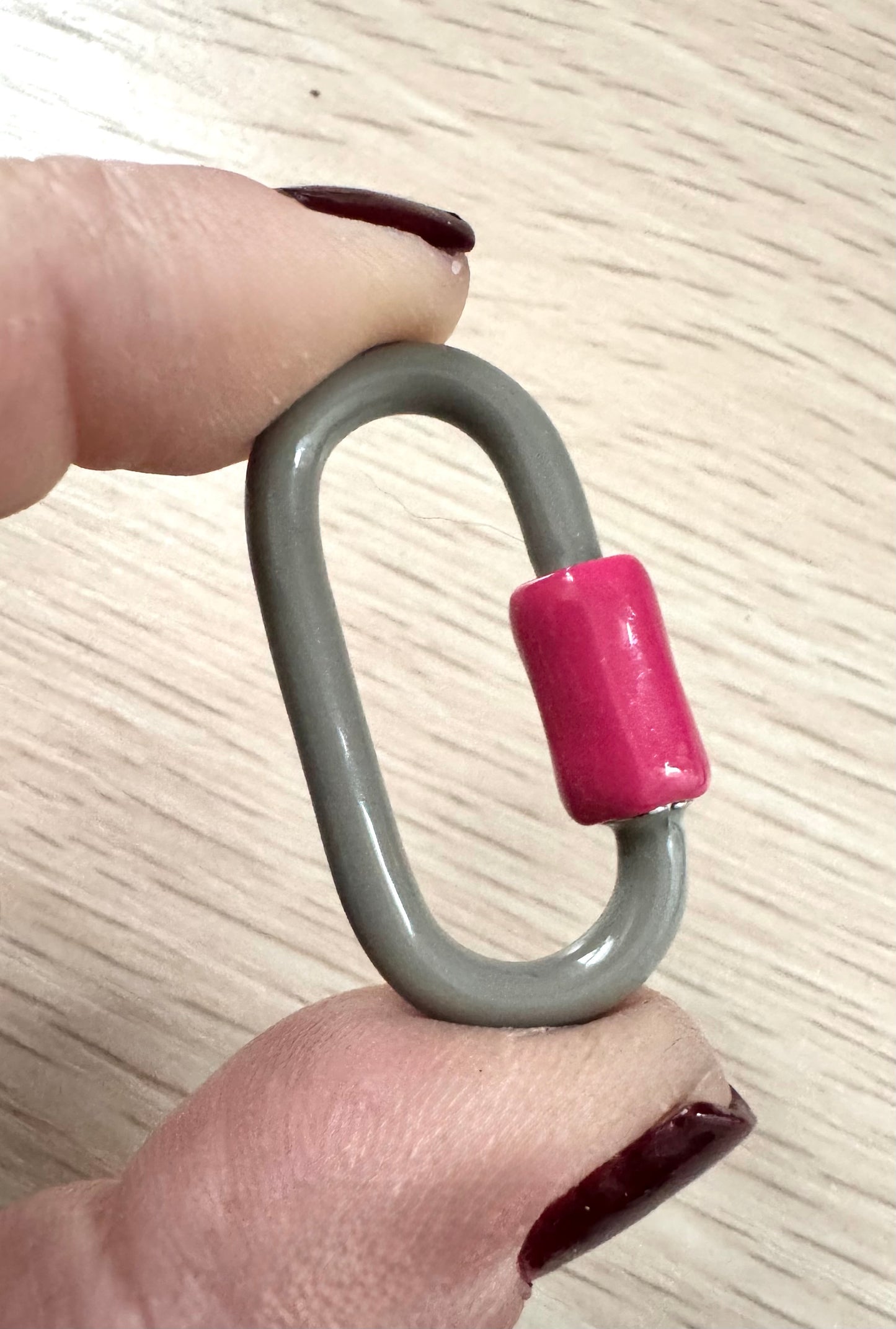 Single and 2-color Quick Screws