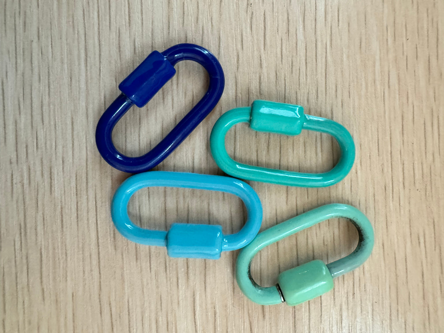 Single and 2-color Quick Screws