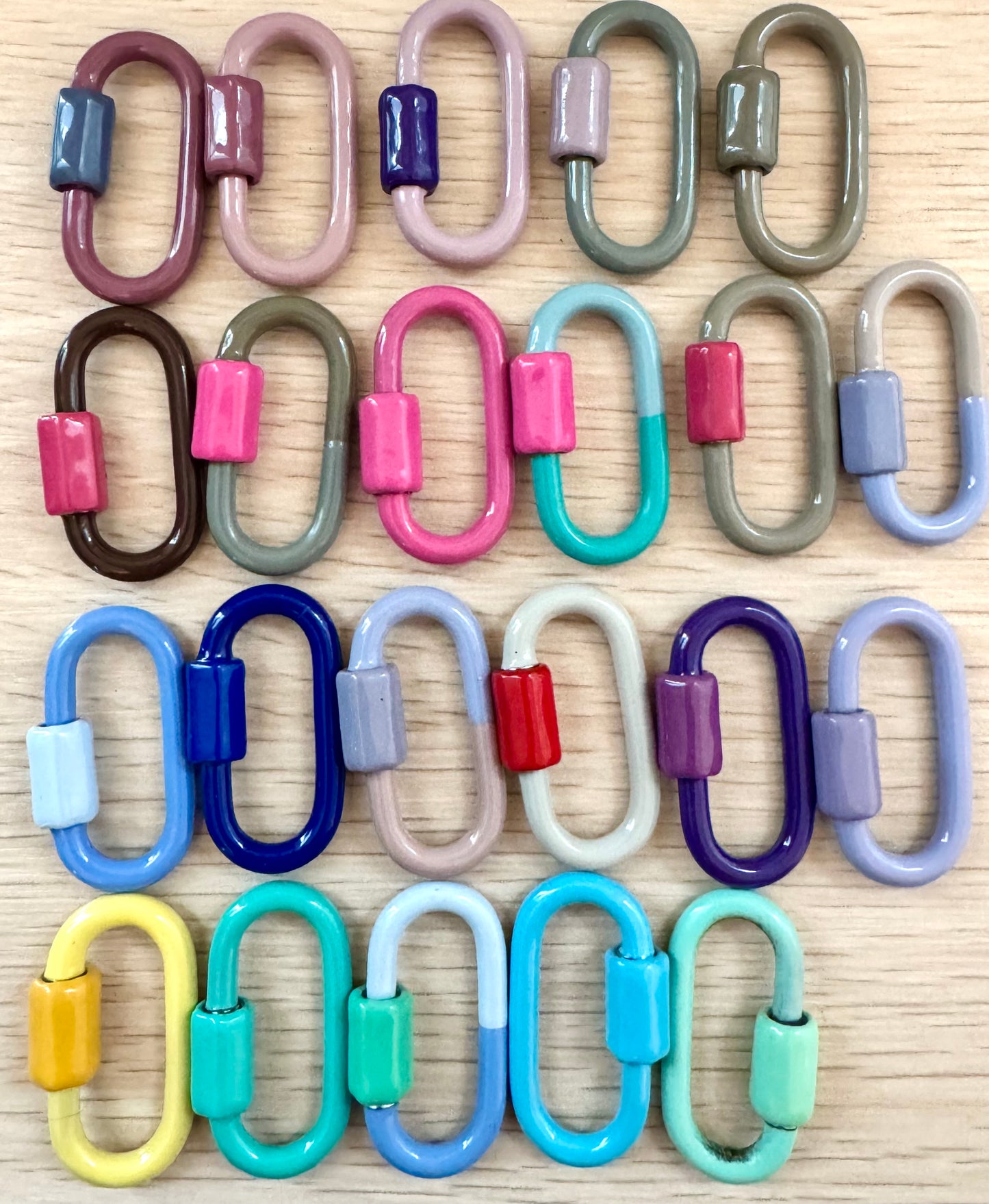 Single and 2-color Quick Screws