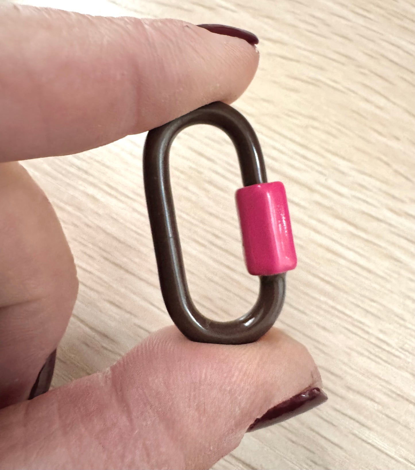 Single and 2-color Quick Screws