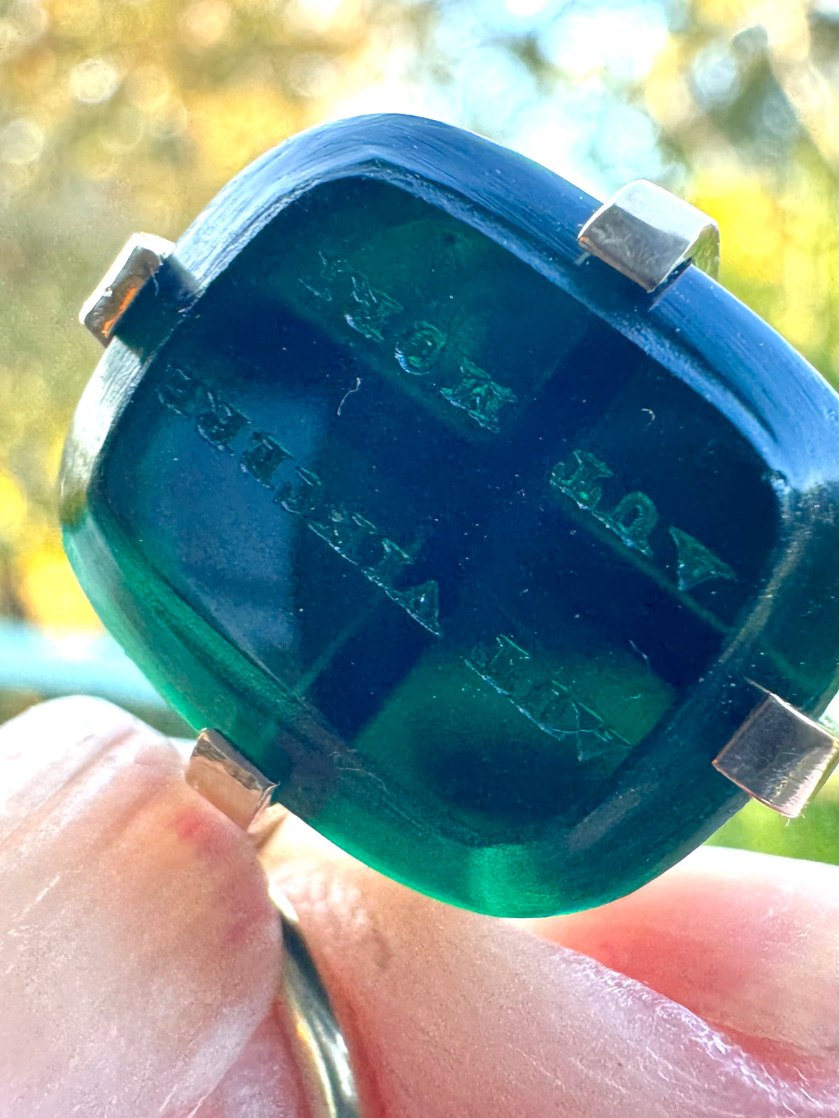 Antique Glass Seal “AUT VINCERE…”
