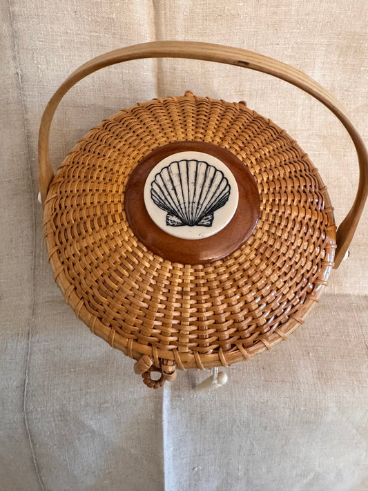 Medium Round Basket with Scrimshaw Shell
