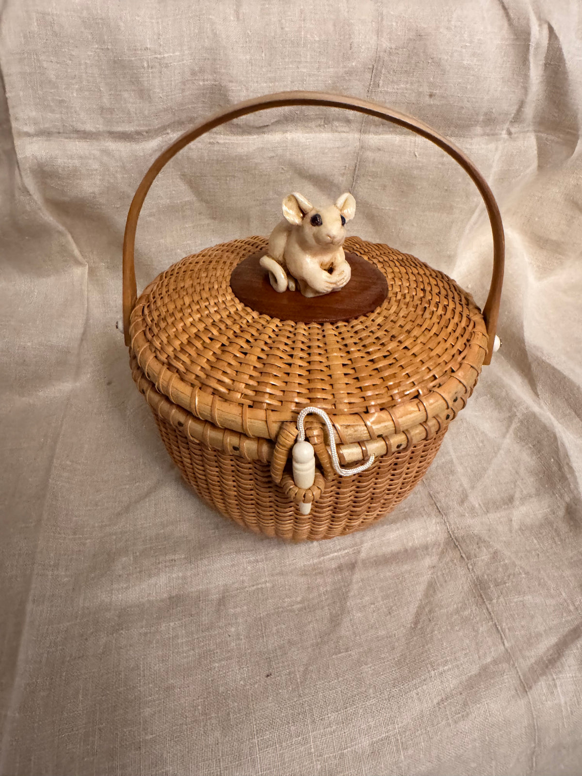 Medium Round Basket with Faux Ivory 3-Dimensional Mouse on the Lid