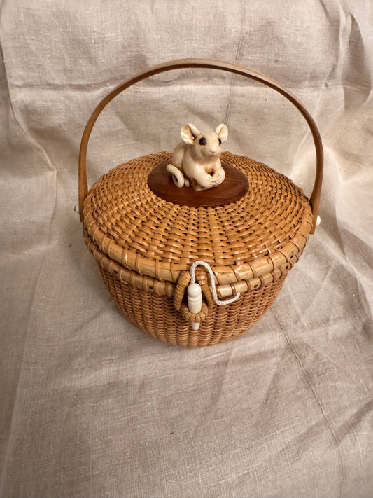 Medium Round Basket with Faux Ivory 3-Dimensional Mouse on the Lid