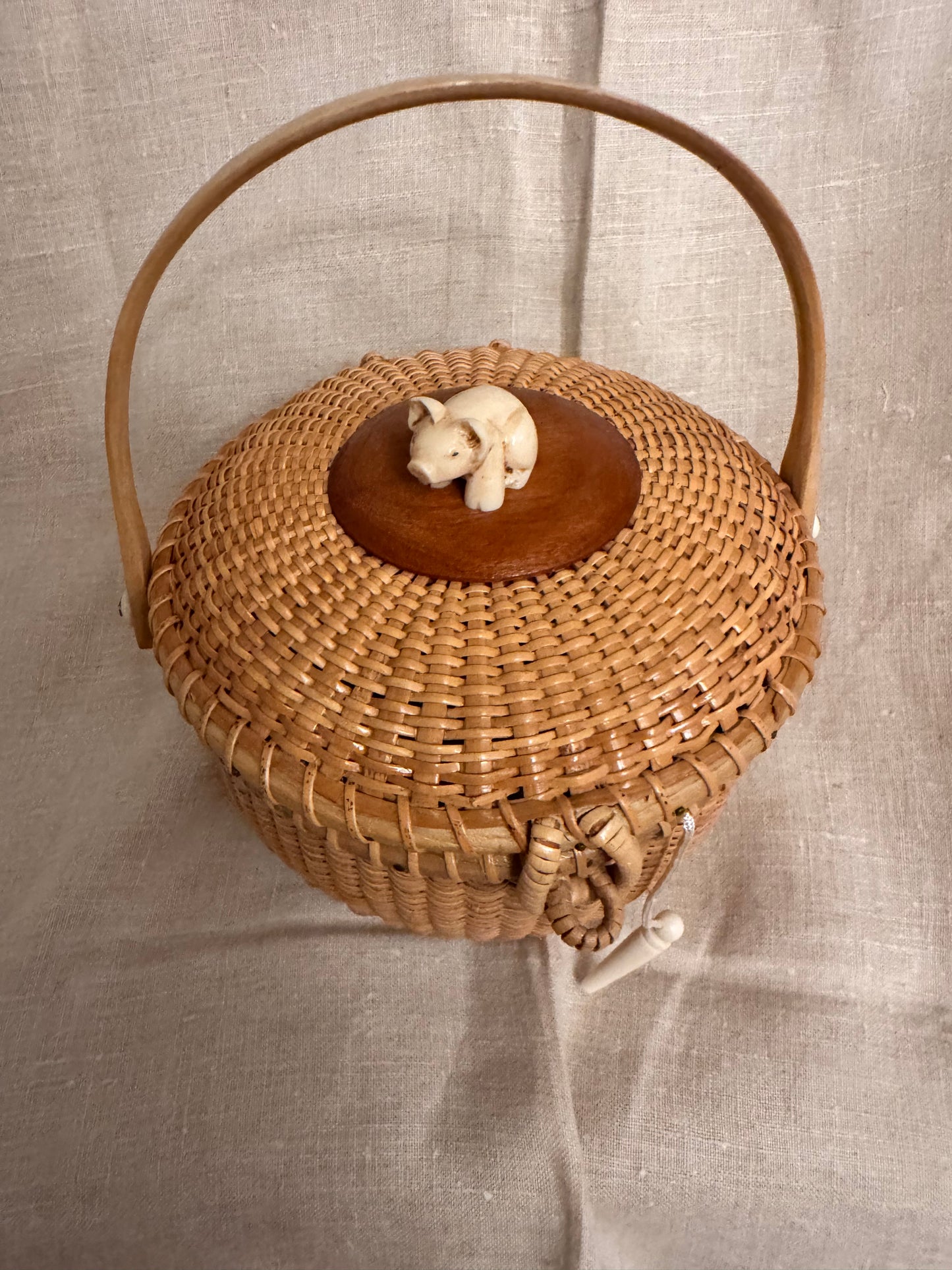 Medium Round Basket with Faux Ivory 3-Dimensional Piglet on the lid