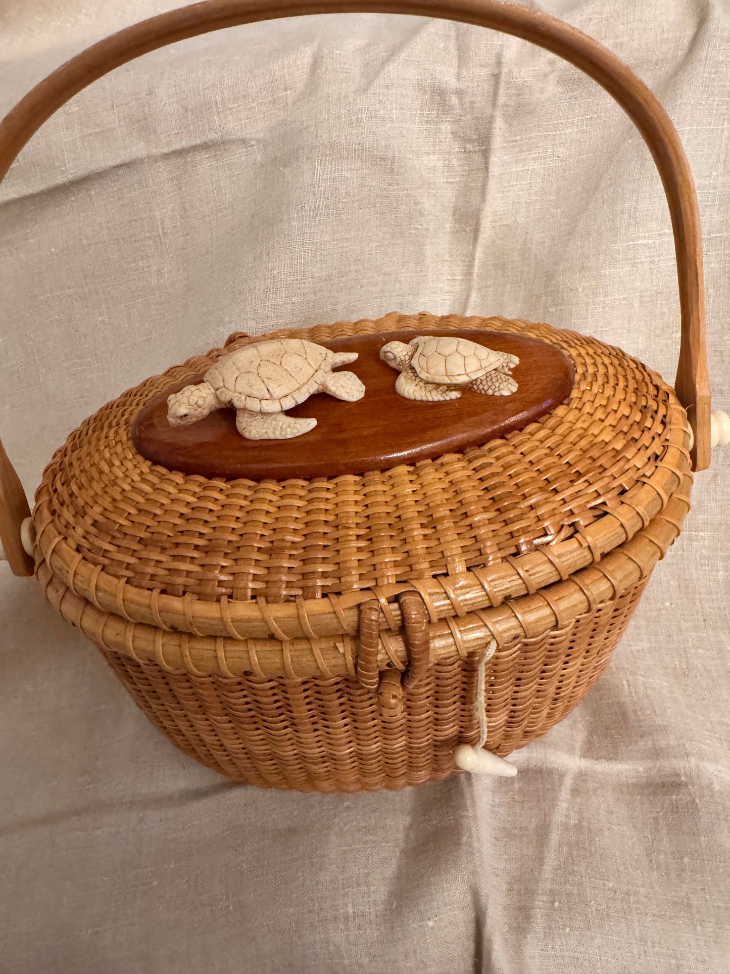 Large Oval Nantucket Basket with 2 Faux Ivory 3-Dimensional Turtles