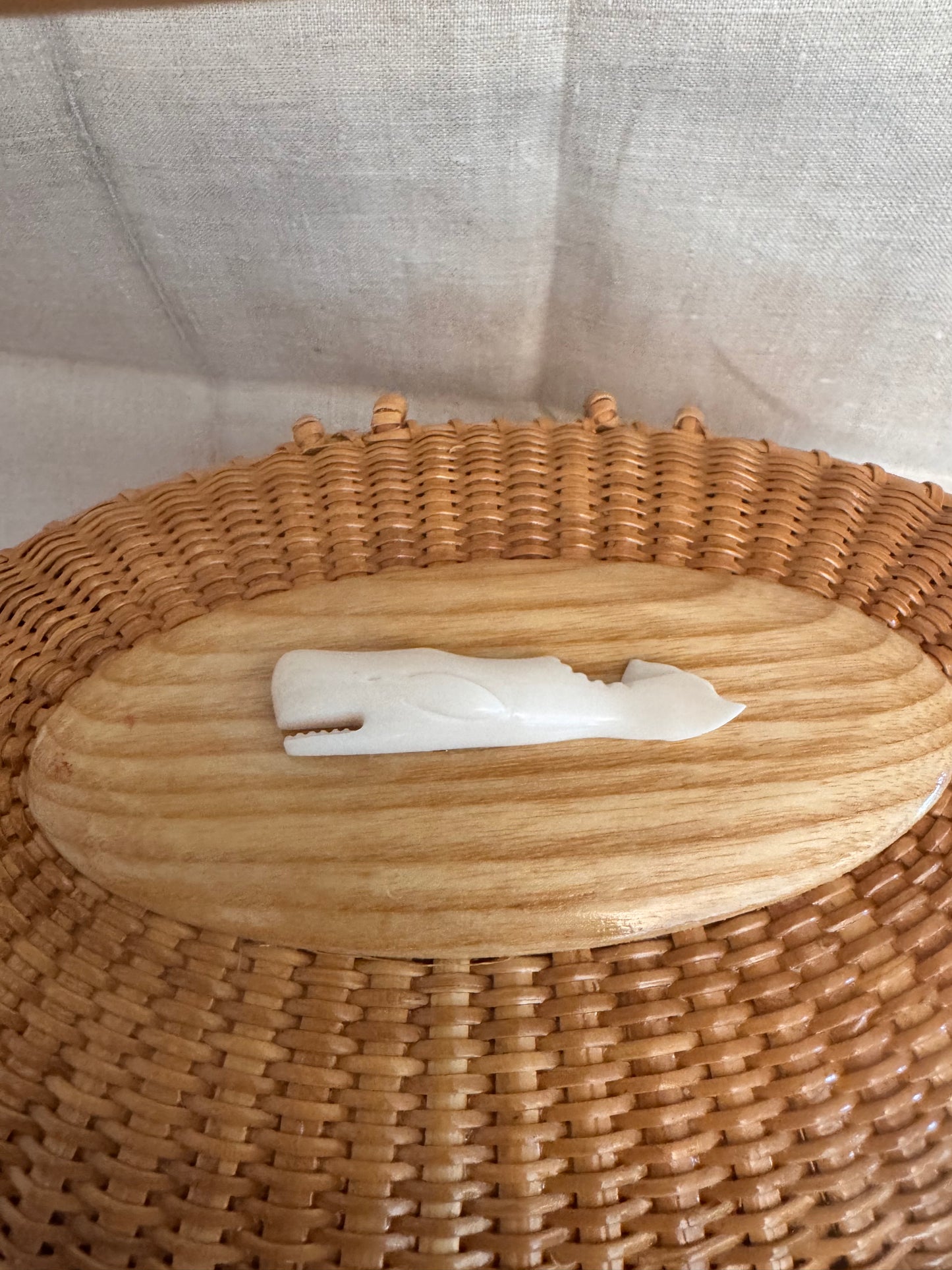 Large Oval Nantucket Basket with Classic Faux Ivory Medium Whale