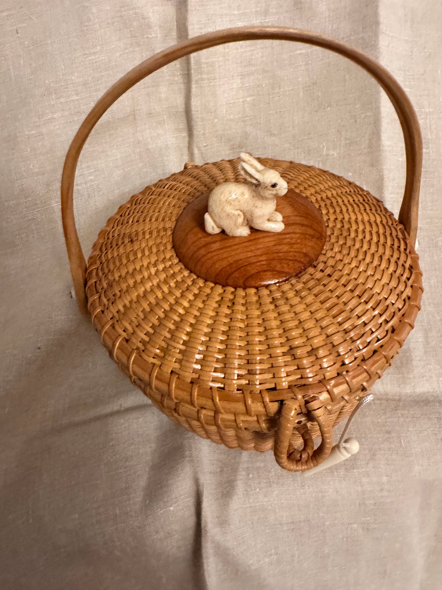 Medium Round Basket with Faux Ivory 3-Dimensional Bunny or Hare on the lid