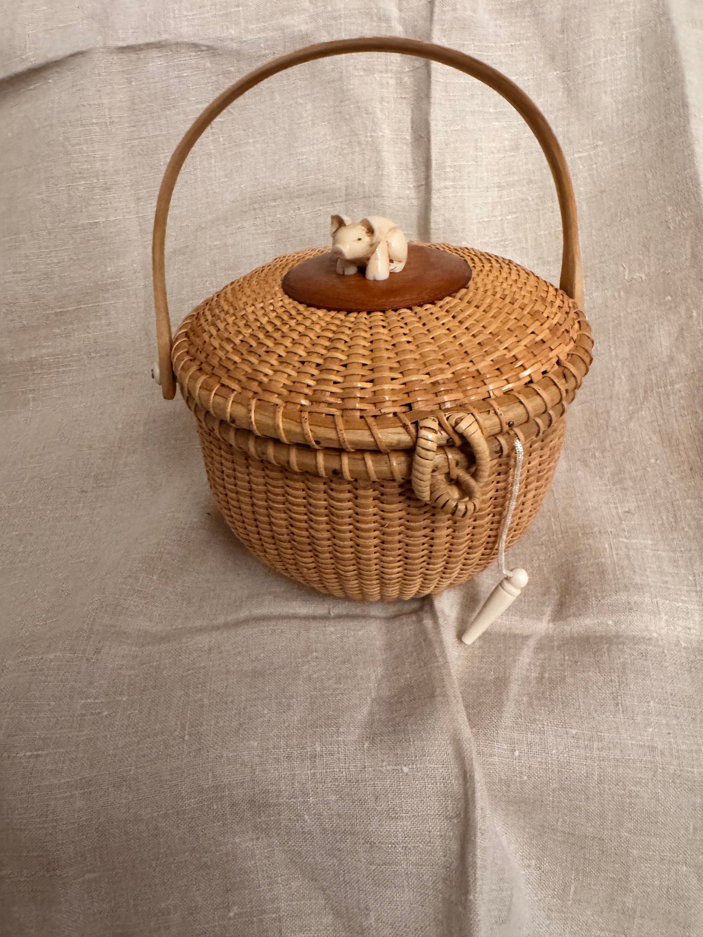 Medium Round Basket with Faux Ivory 3-Dimensional Piglet on the lid