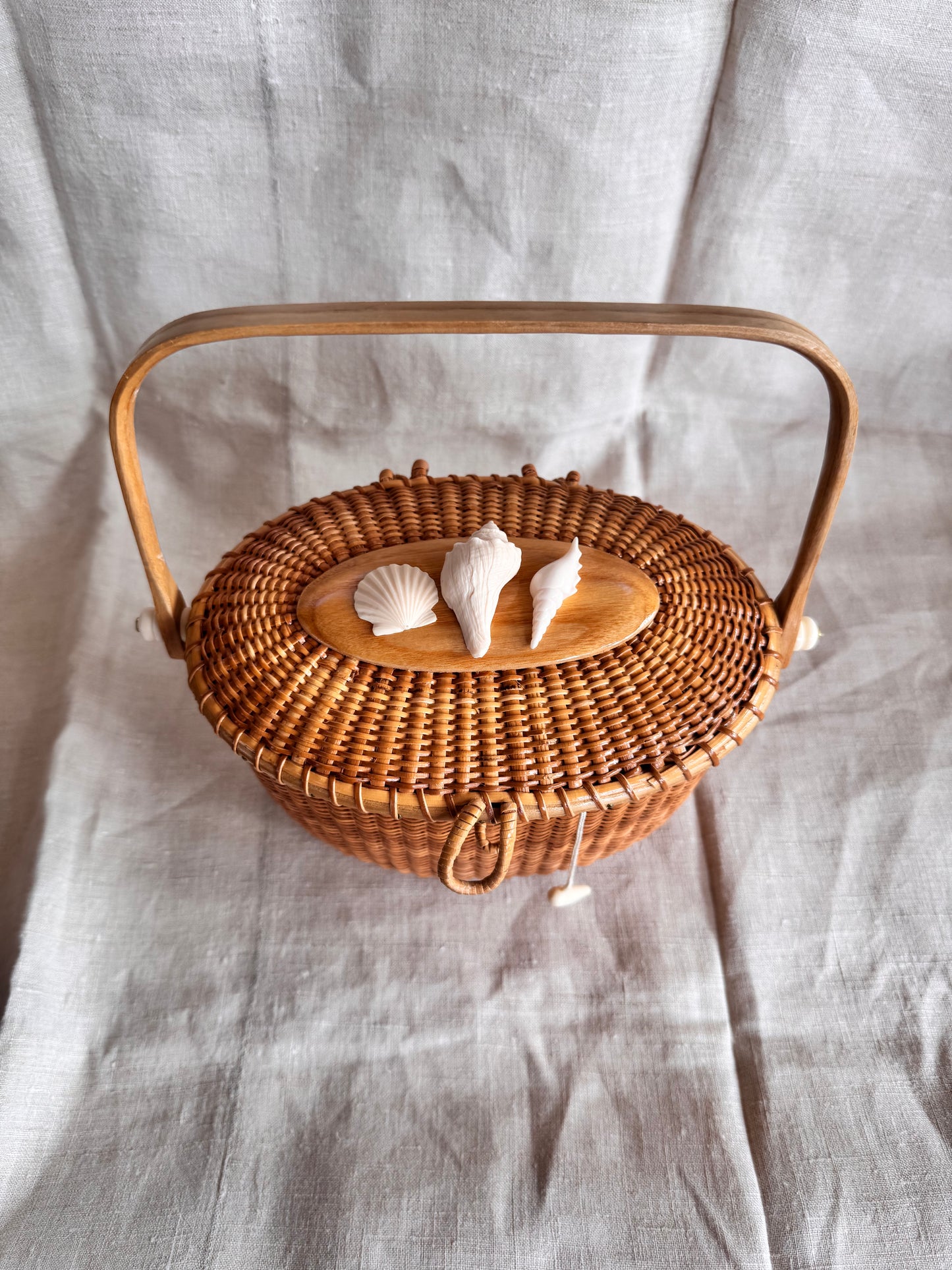 Large Oval Nantucket Basket with 3 Faux Ivory 3-Dimensional Shells