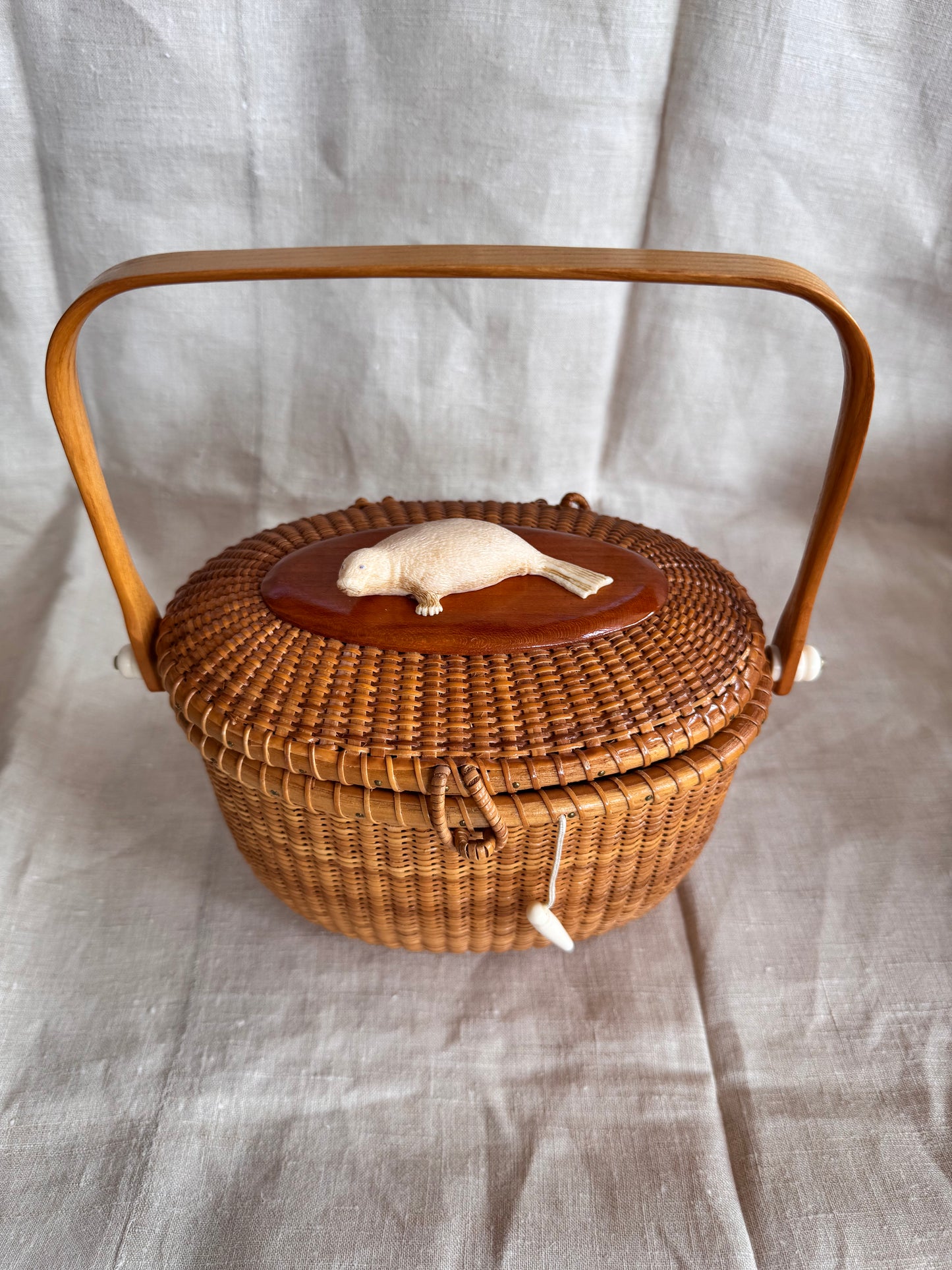 Large Oval Nantucket Basket with Faux Ivory 3-Dimensional Nantucket Harbor Seal