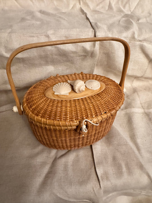 Large Oval Nantucket Basket with 3 Faux Ivory 3-Dimensional Shells
