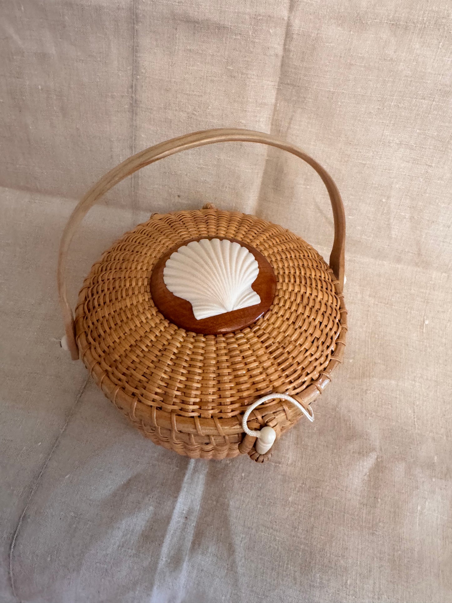 Medium Round Basket with Large Faux Ivory Scallop Shell
