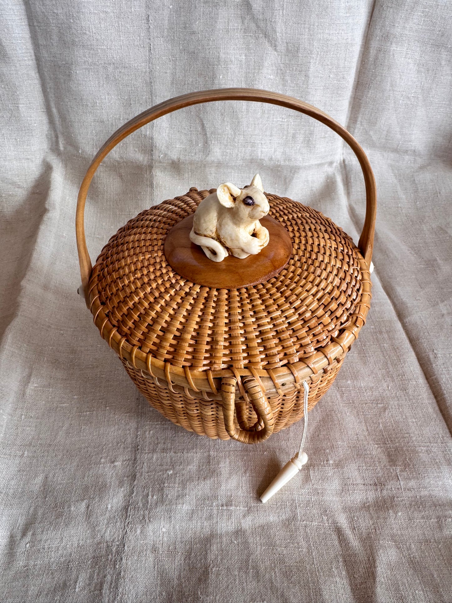 Medium Round Basket with Faux Ivory 3-Dimensional Mouse