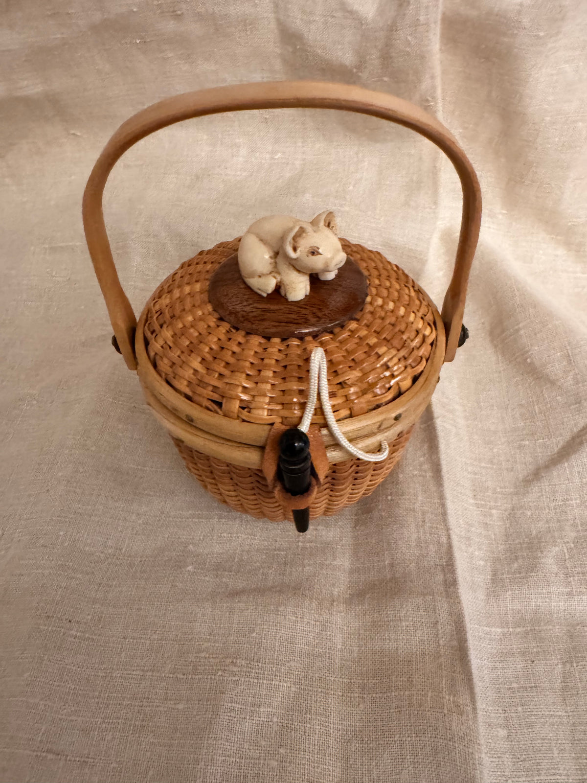 Mini Round Nantucket Basket with Three Dimensional Faux Ivory Piglet