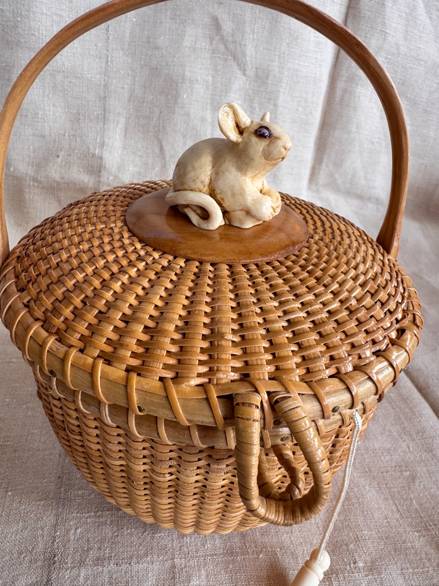 Medium Round Basket with Faux Ivory 3-Dimensional Mouse