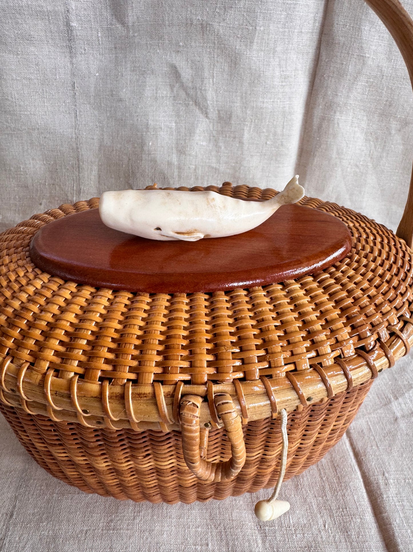 Large Oval Nantucket Basket with Classic Faux Ivory 3-Dimensional Whale