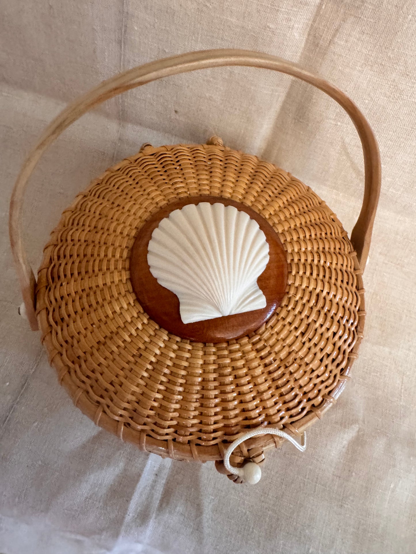 Medium Round Basket with Large Faux Ivory Scallop Shell