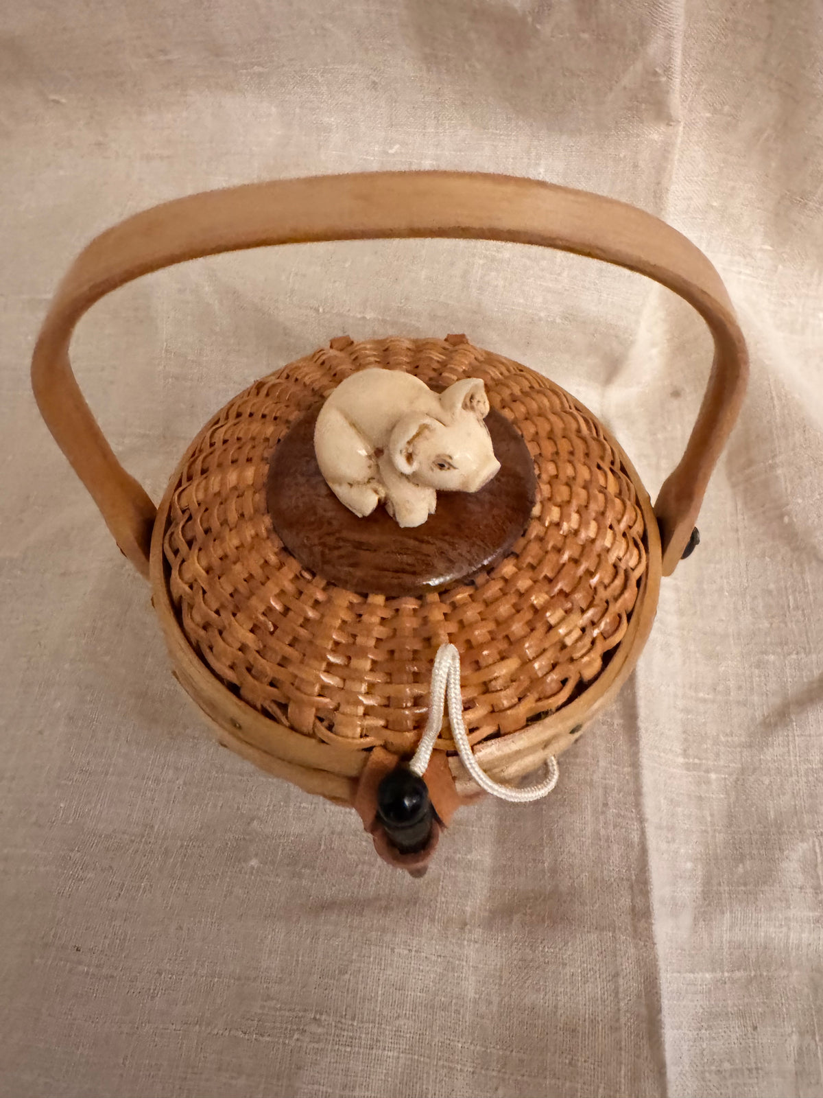 Mini Round Nantucket Basket with Three Dimensional Faux Ivory Piglet