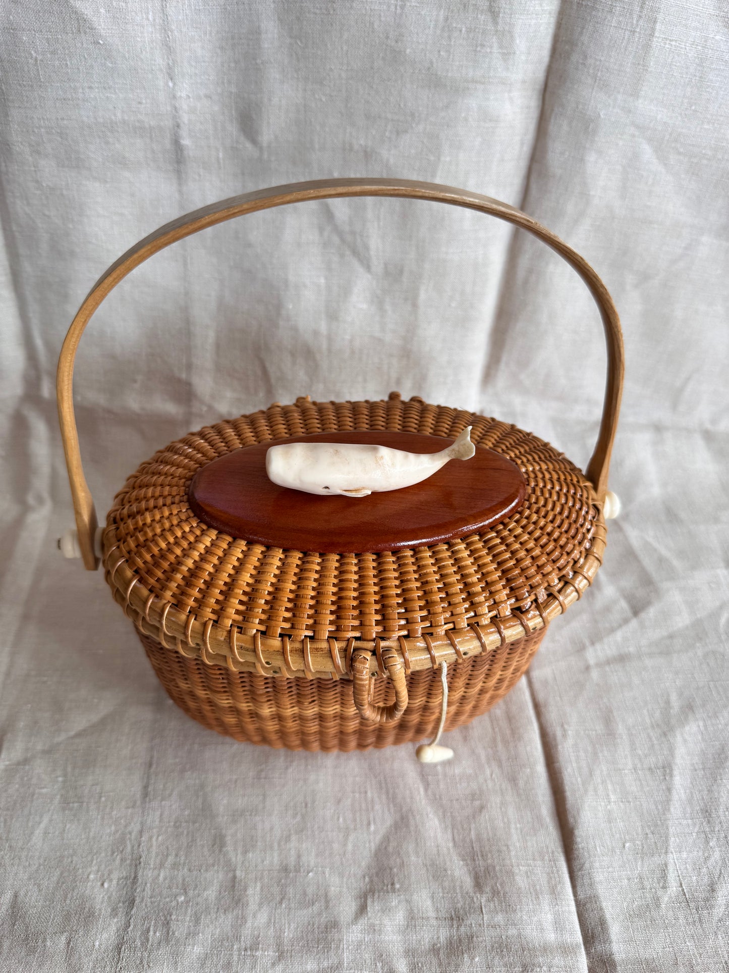 Large Oval Nantucket Basket with Classic Faux Ivory 3-Dimensional Whale