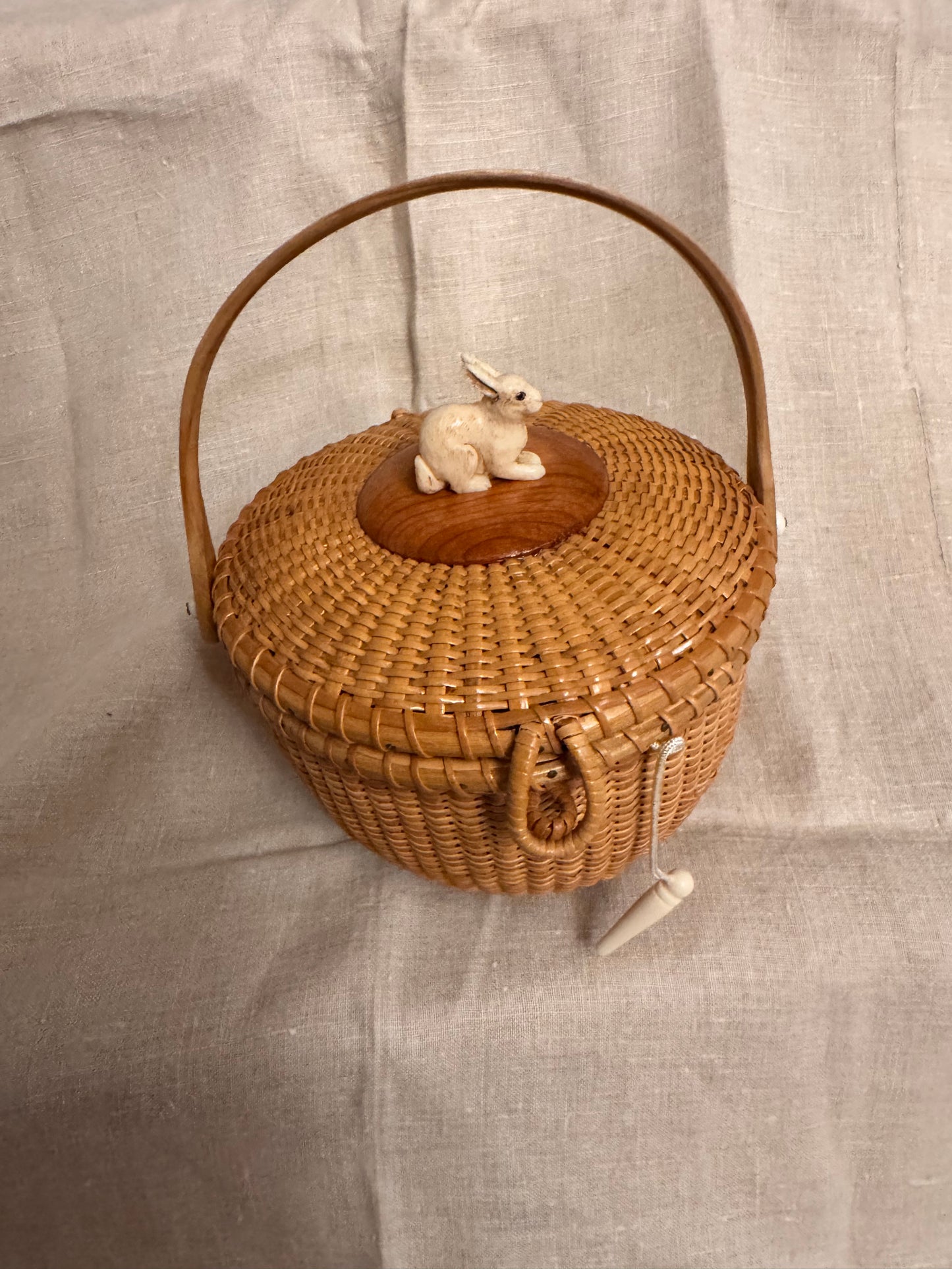 Medium Round Basket with Faux Ivory 3-Dimensional Bunny or Hare on the lid