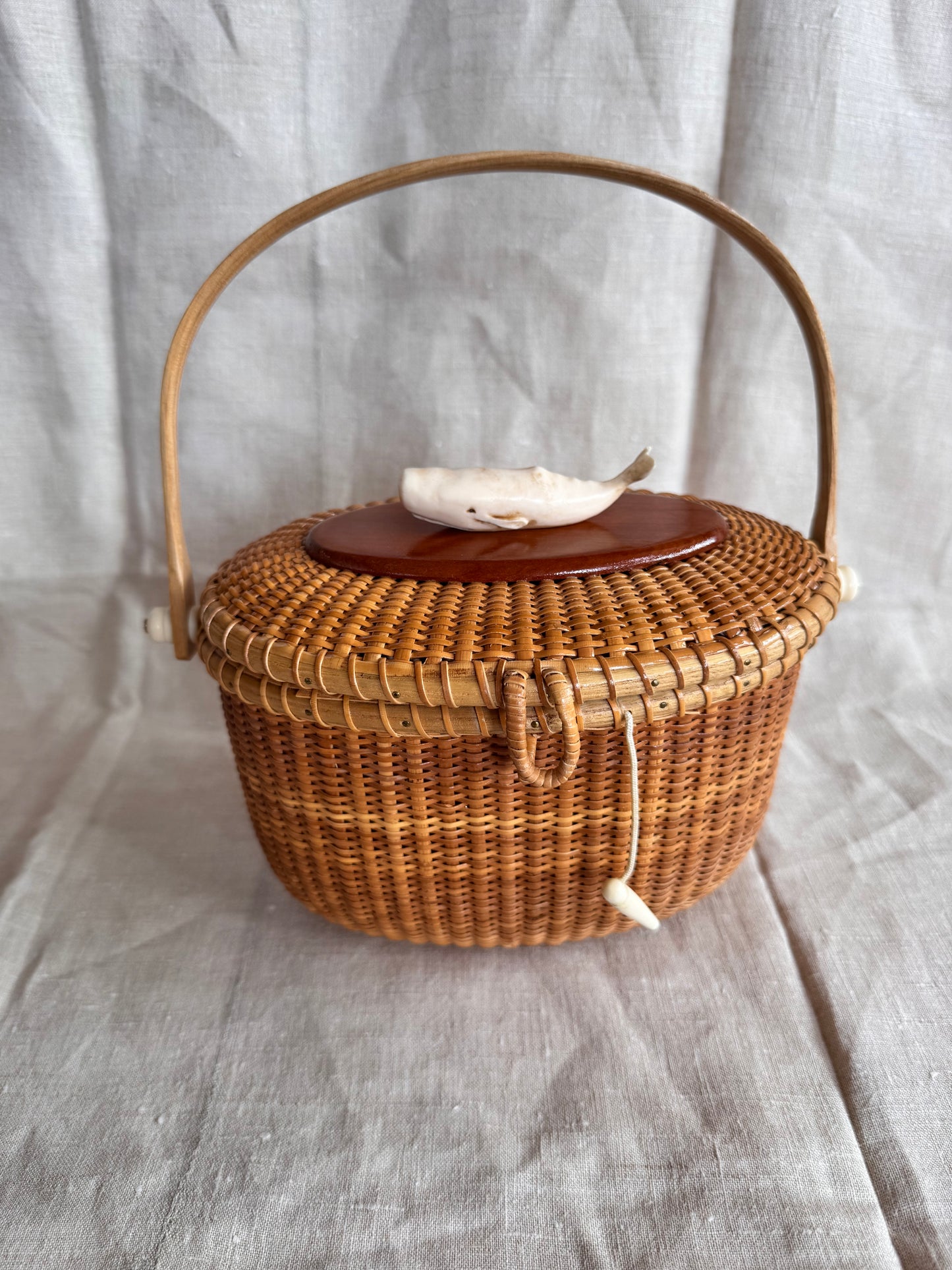 Large Oval Nantucket Basket with Classic Faux Ivory 3-Dimensional Whale