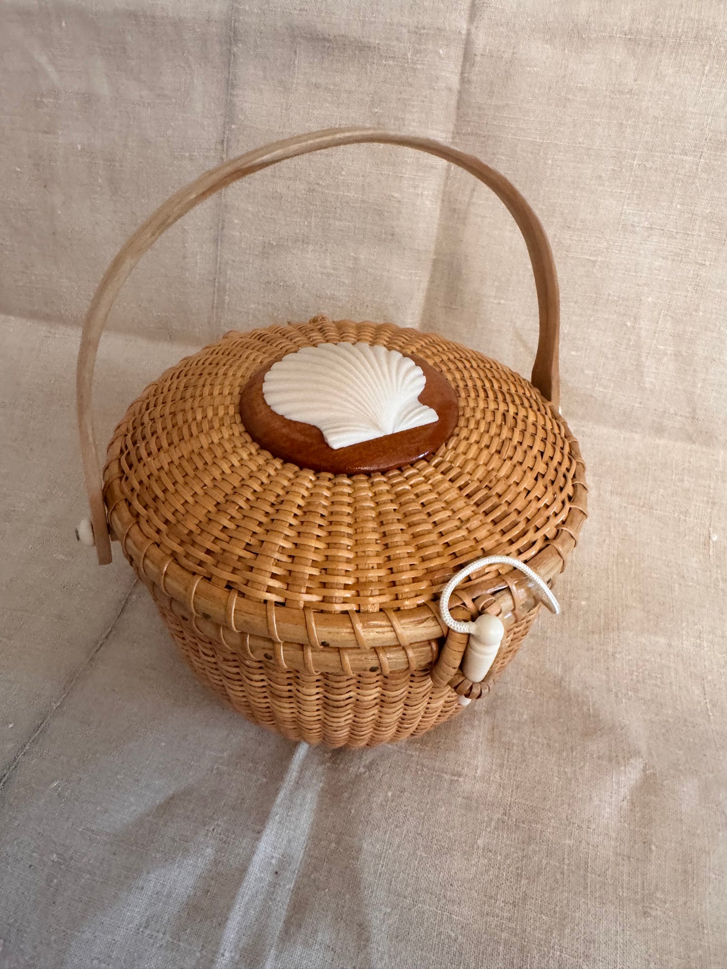 Medium Round Basket with Large Faux Ivory Scallop Shell