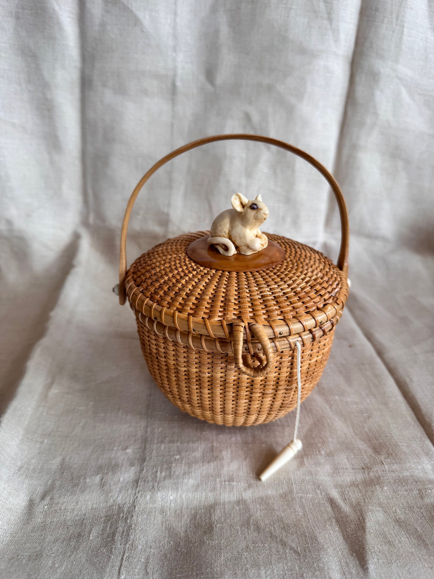 Medium Round Basket with Faux Ivory 3-Dimensional Mouse