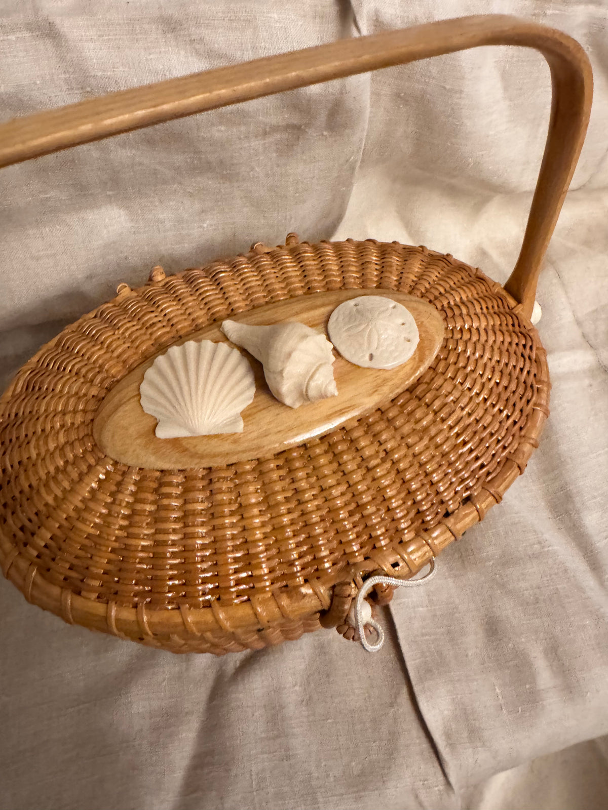 Large Oval Nantucket Basket with 3 Faux Ivory 3-Dimensional Shells