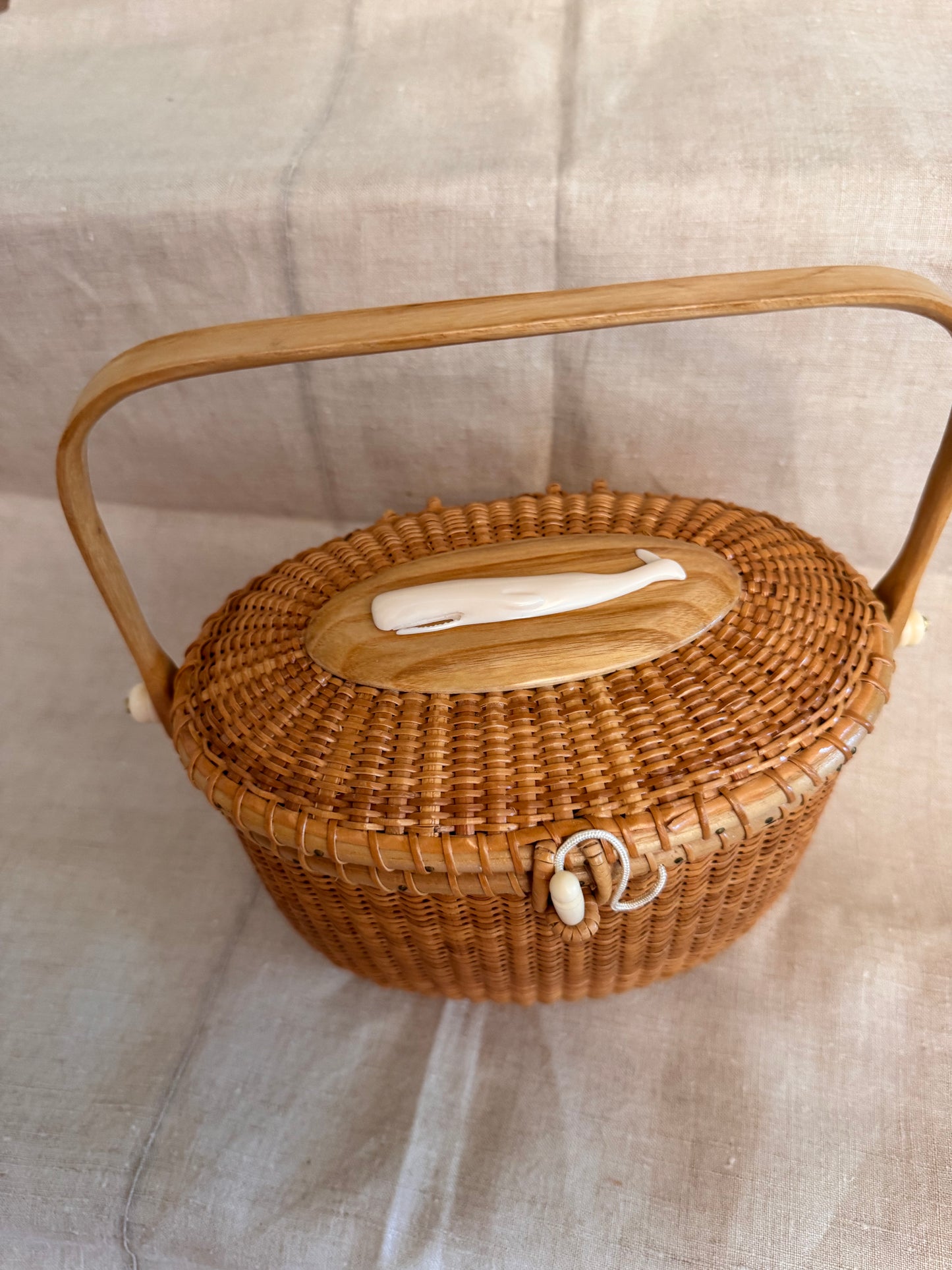 Large Oval Nantucket Basket with Classic Faux Ivory Large Whale