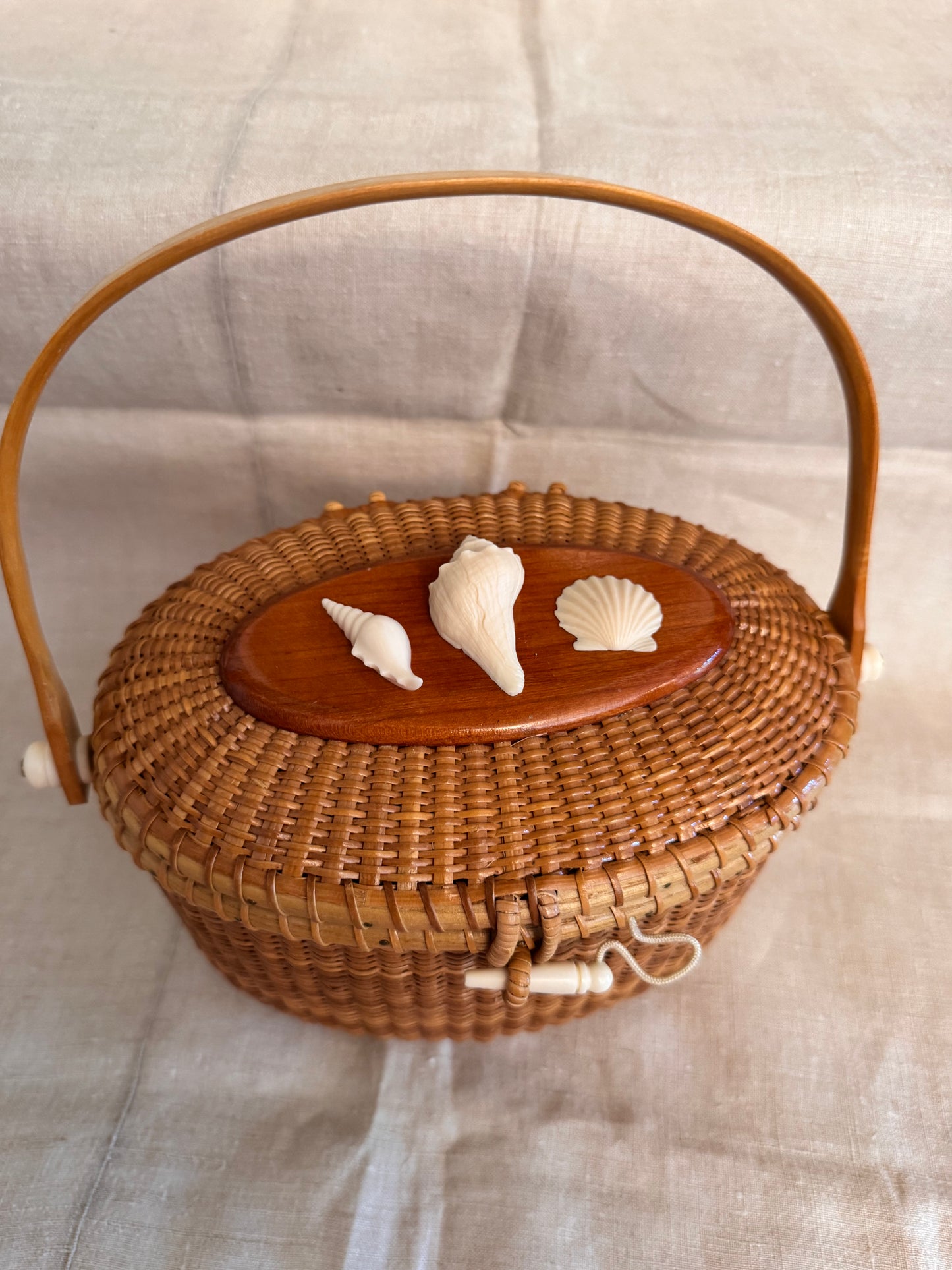 Large Oval Nantucket Basket with 3 Beautiful Faux Ivory Carved Shells