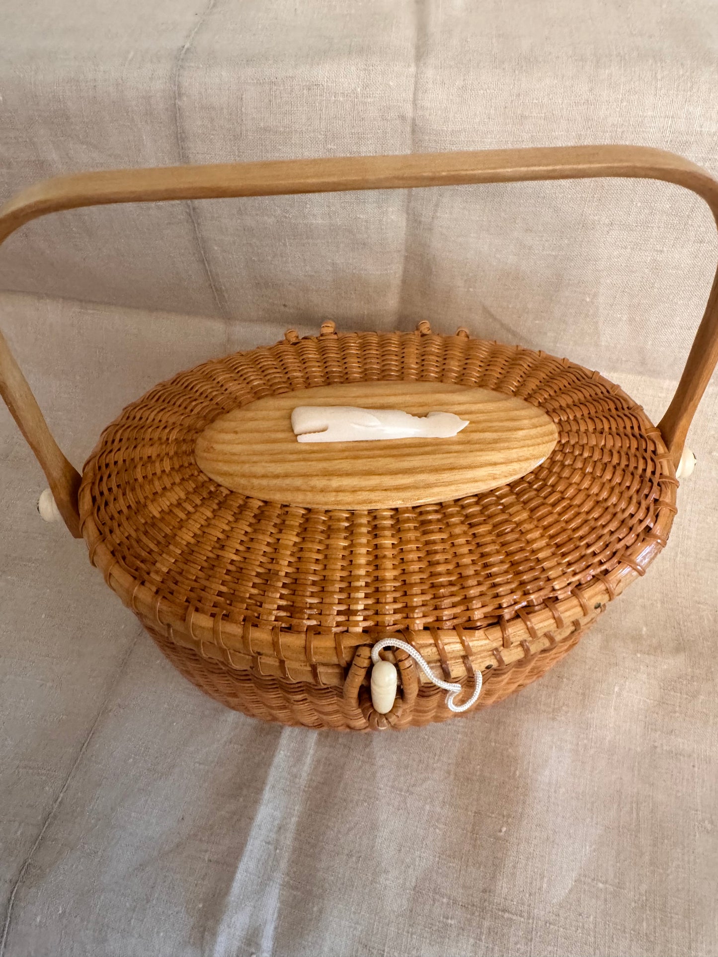 Large Oval Nantucket Basket with Classic Faux Ivory Medium Whale