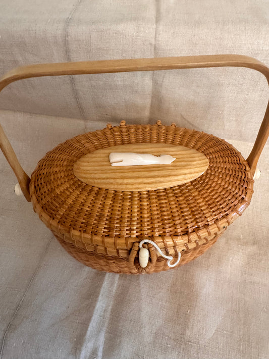 Large Oval Nantucket Basket with Classic Faux Ivory Medium Whale