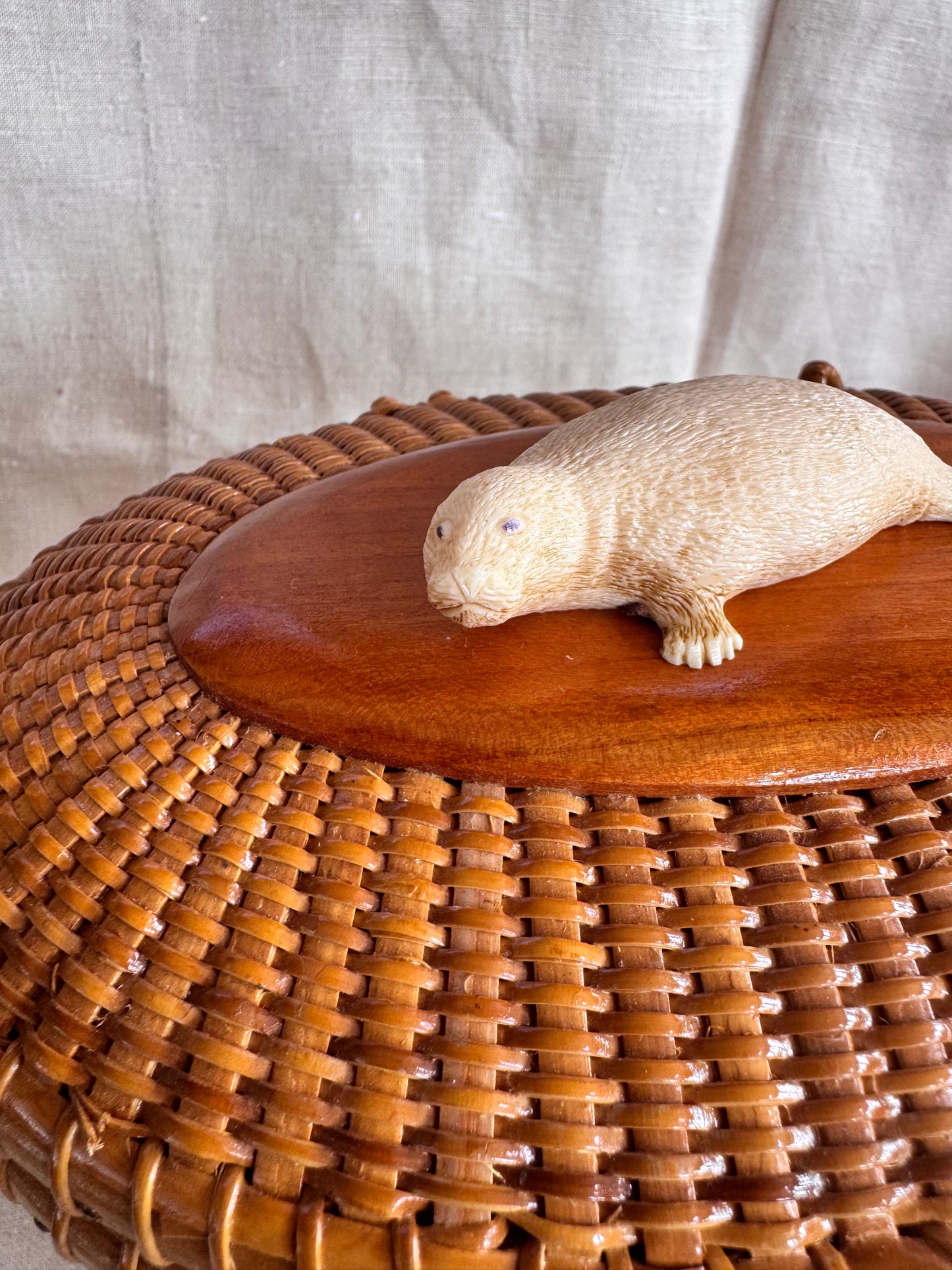 Large Oval Nantucket Basket with Faux Ivory 3-Dimensional Nantucket Harbor Seal