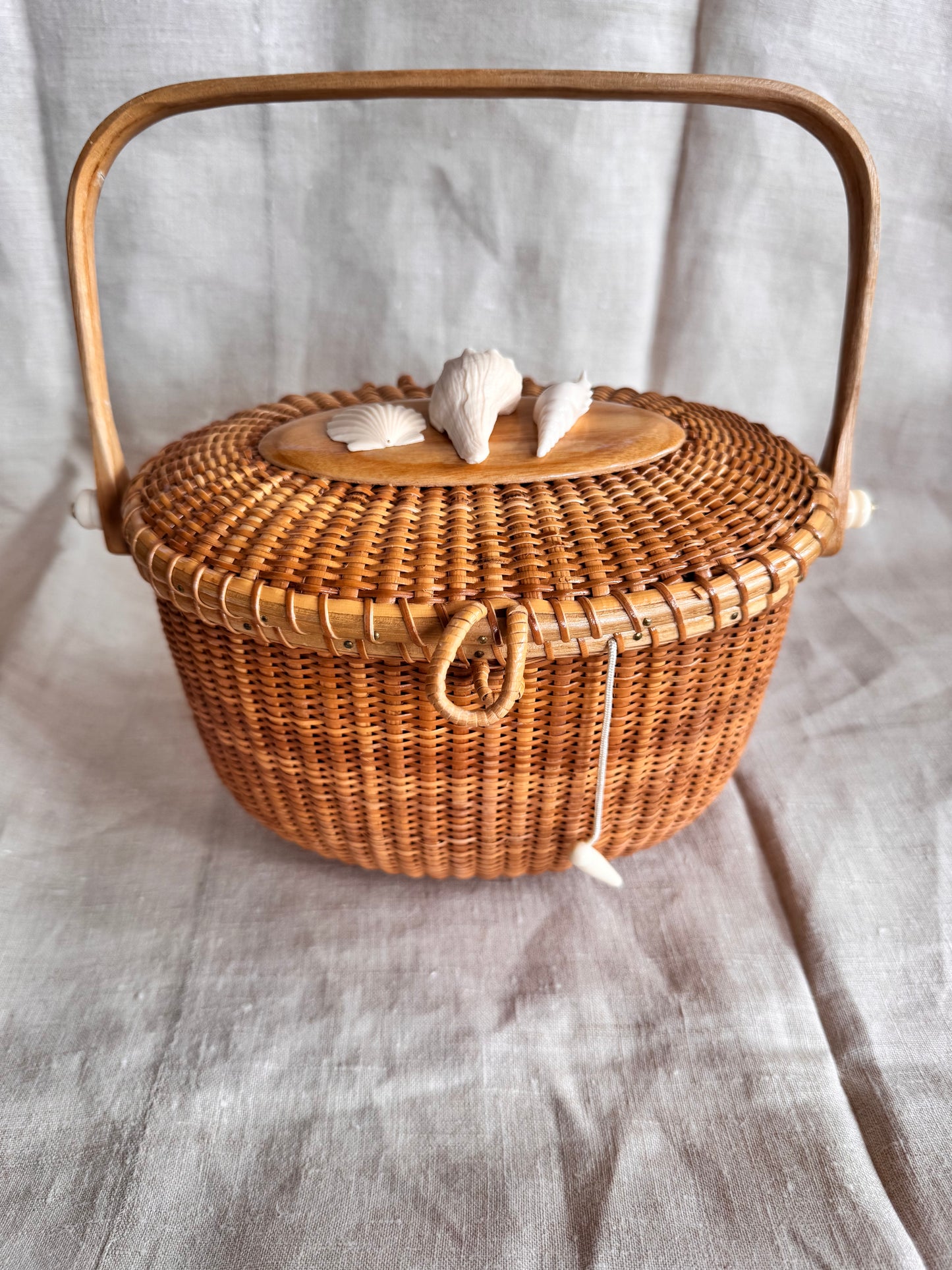 Large Oval Nantucket Basket with 3 Faux Ivory 3-Dimensional Shells