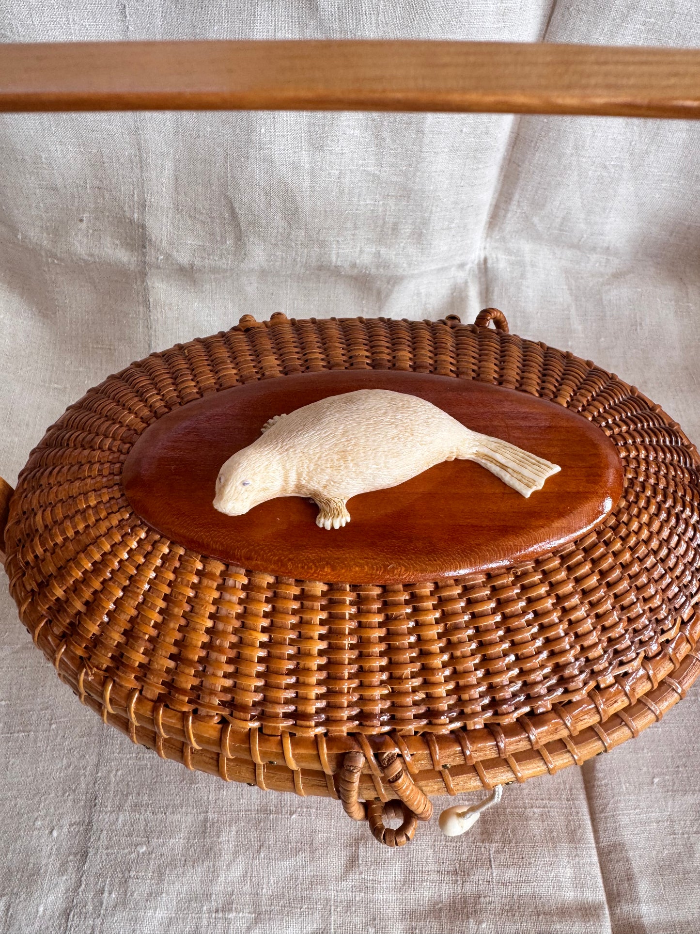Large Oval Nantucket Basket with Faux Ivory 3-Dimensional Nantucket Harbor Seal