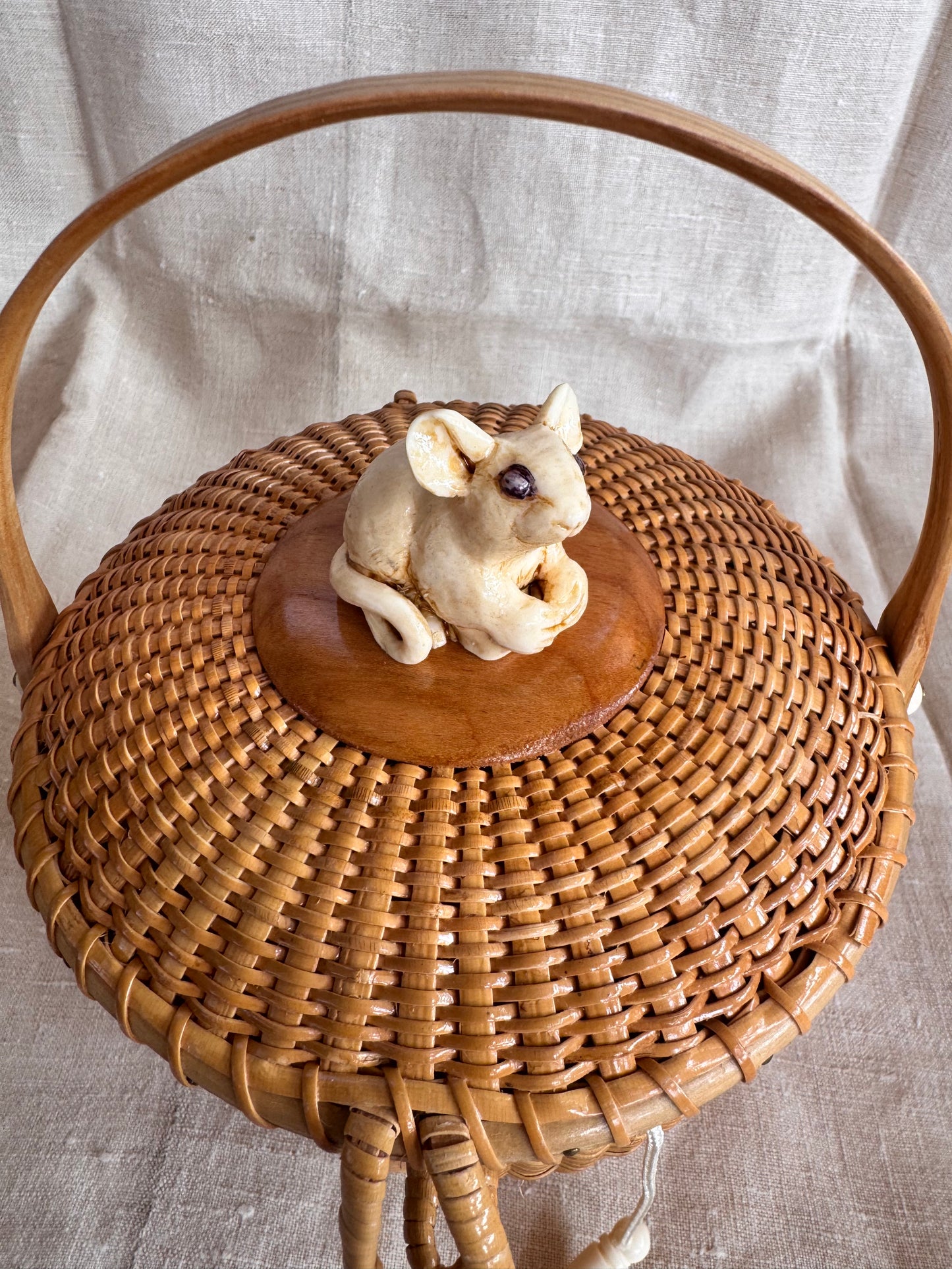 Medium Round Basket with Faux Ivory 3-Dimensional Mouse