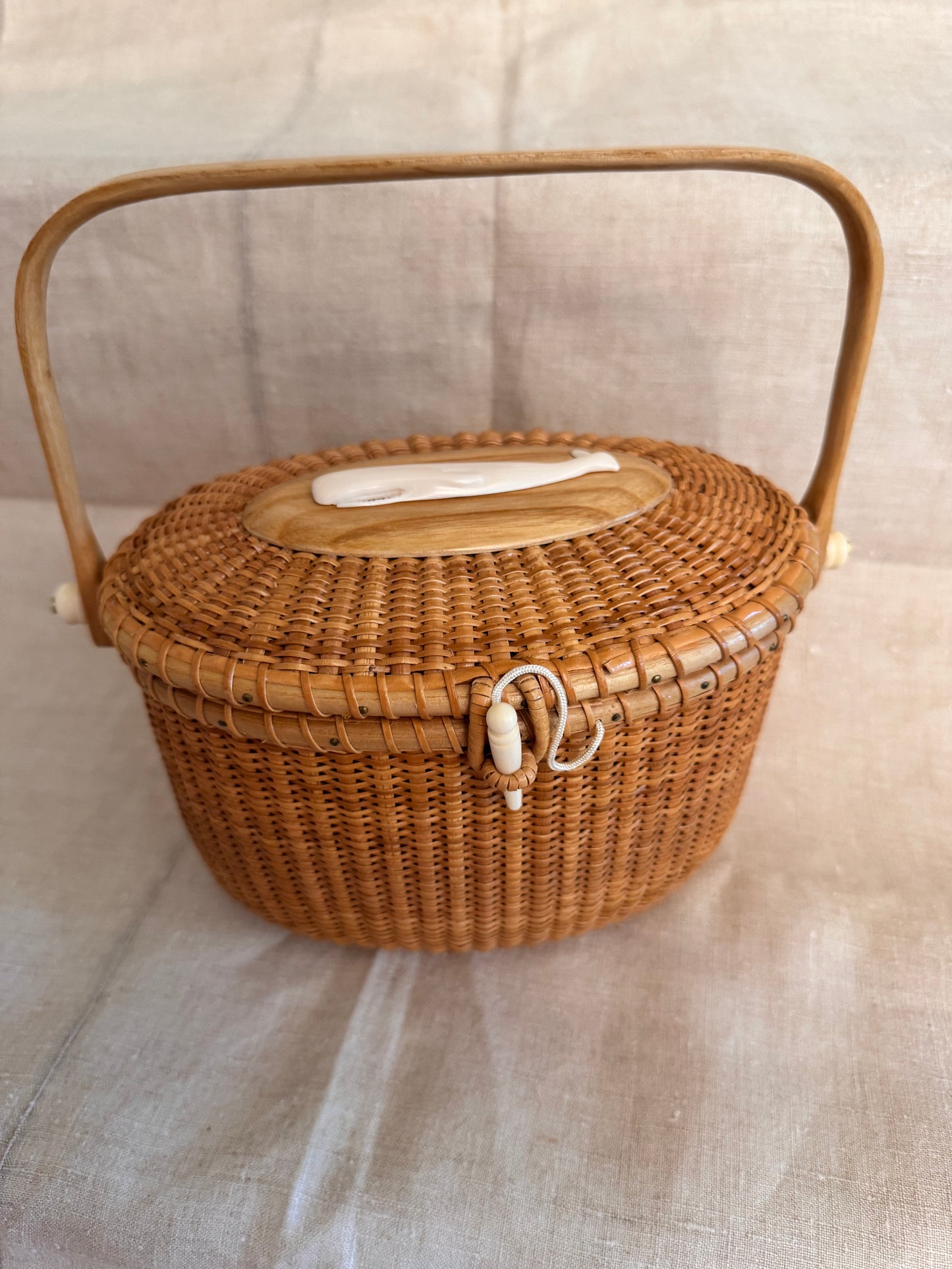 Large Oval Nantucket Basket with Classic Faux Ivory Large Whale