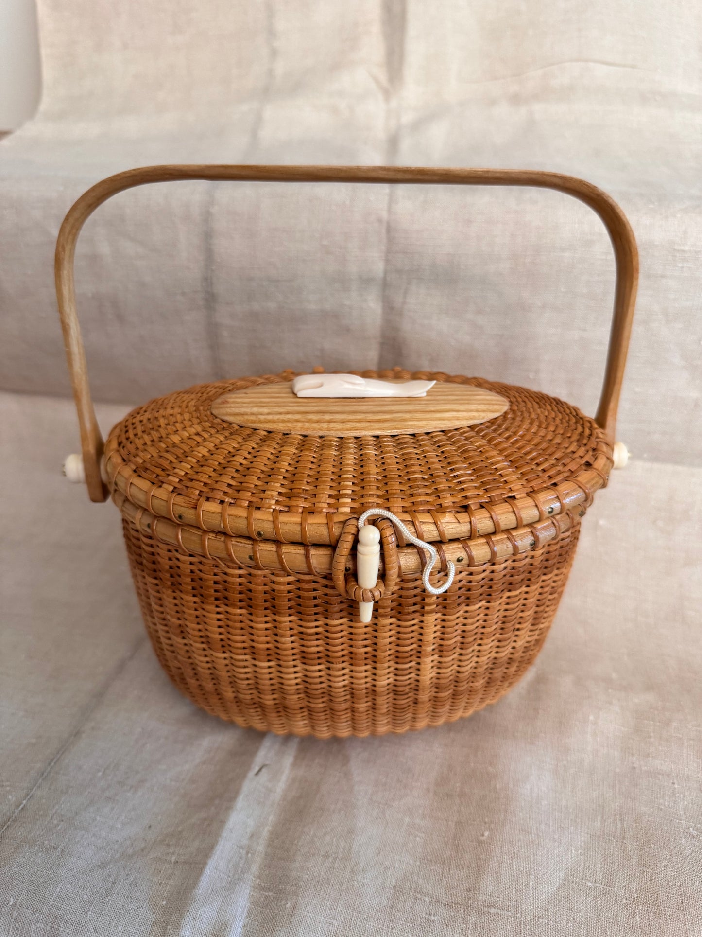 Large Oval Nantucket Basket with Classic Faux Ivory Medium Whale