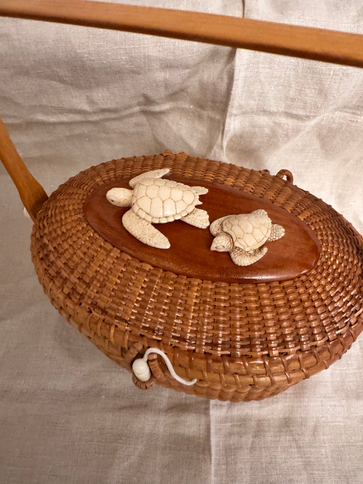 Large Oval Nantucket Basket with 2 Faux Ivory 3-Dimensional Turtles
