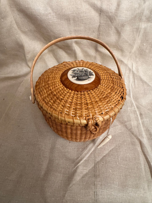 Medium Round Basket with Scrimshaw Big Nantucket Basket of Flowers